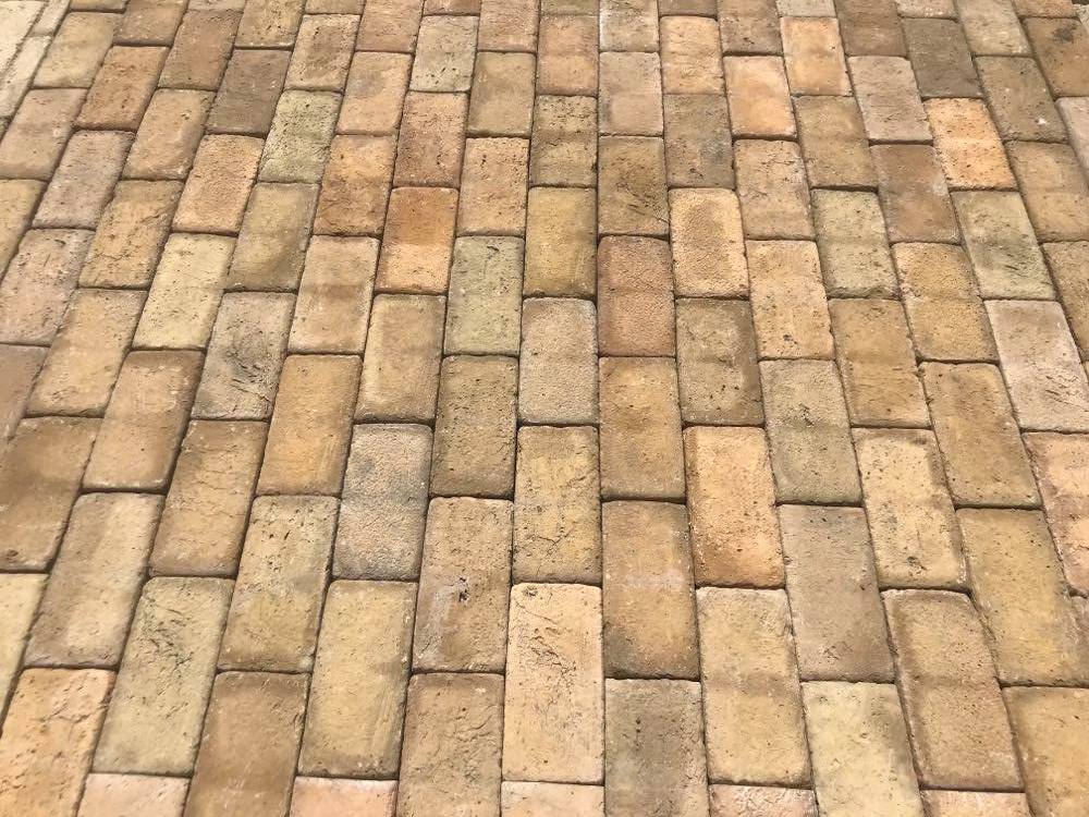 Rusztikus nagymret betontgla trk srga